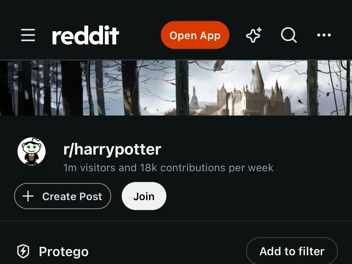 The r/harrypotter community page with its Hogwarts banner above the community’s name.