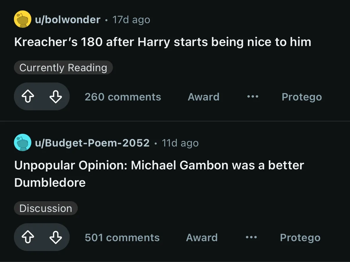 Los mismos posts con sus flechas de voto y sin contador. Reddit muestra un botón Award en ese espacio.